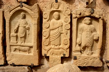 Stelen mit menschlichen Figuren